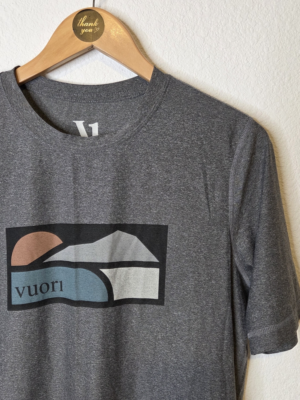 Vuori Men's Peak Tech Graphic Tee - Heather Charcoal Gray Size Small
